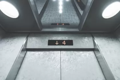 重厚なエレベーター